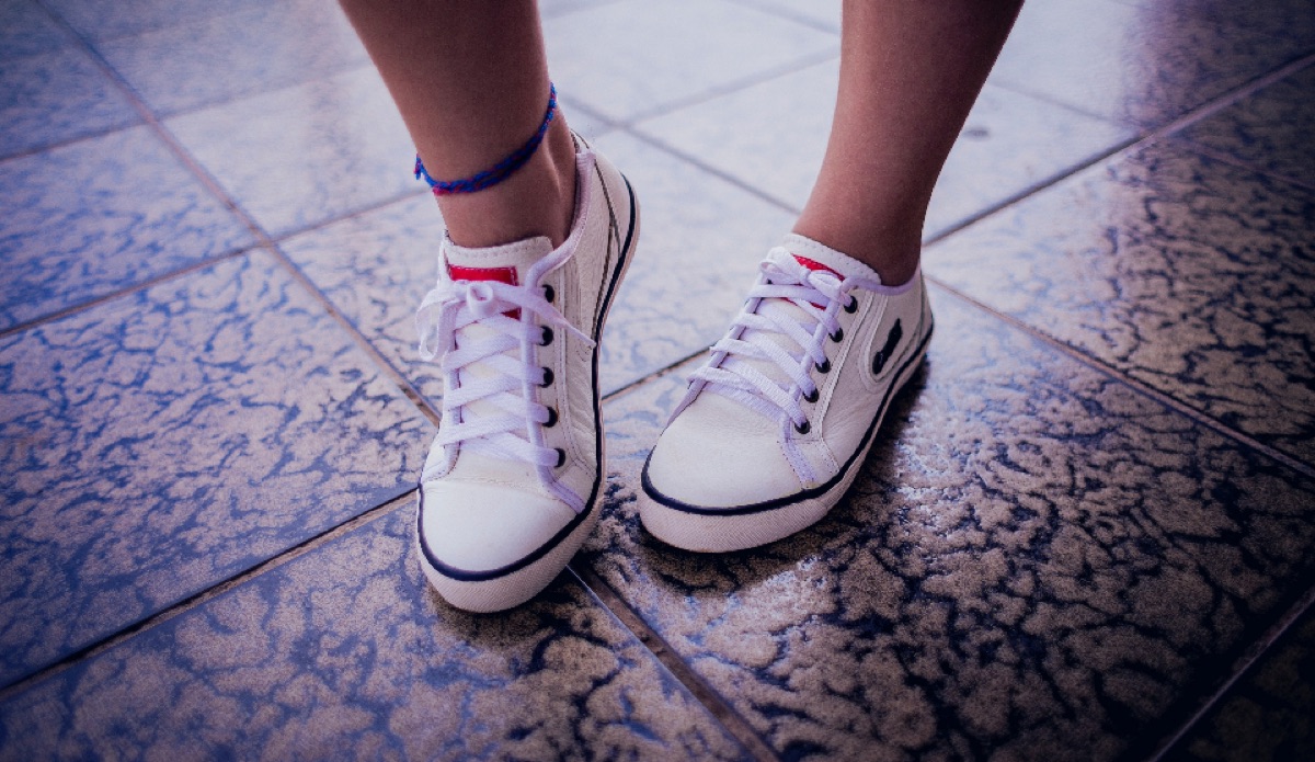 Zapatilla urbana blanca de la marca de ejemplo Andén